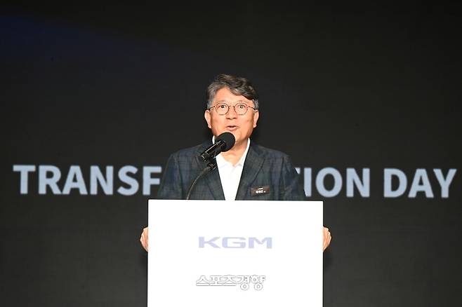 KGM 곽재선 회장이 20일 기도 평택시에 위치한 본사 디자인센터 내 무대에 올라 ‘미래 전략’을 발표하고 있다.