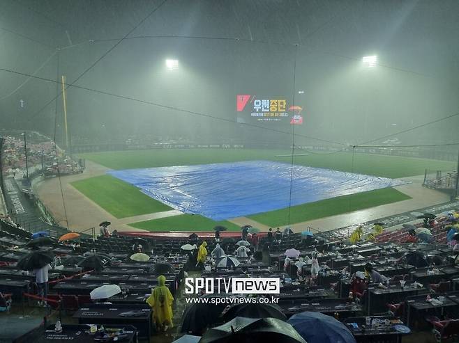 ▲ 20일 광주에서 열린 KIA와 롯데의 경기는 KIA가 3-1로 앞선 4회 갑자기 거세진 비바람과 낙뢰로 결국 노게임됐다. ⓒ연합뉴스