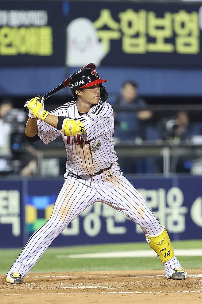 LG 내야수 송찬의는 21일 잠실구장에서 열린 '2024 신한 SOL Bank KBO 리그' SSG와 주중 3연전 두 번째 경기에서 9번타자 지명타자로 선발 출전한다. 염경엽 LG 감독은 송찬의의 수비력이 부족하다고 판단했다. LG 트윈스