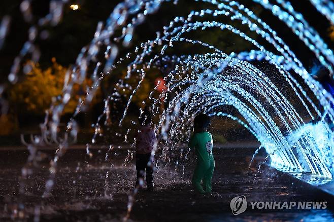 서울 사상 초유 '한달 연속 열대야' (서울=연합뉴스) 윤동진 기자 = 서울에 사상 처음 '한 달 연속 열대야’가 나타난 20일 서울 여의도한강공원 물빛광장에서 시민들이 더위를 식히고 있다. 2024.8.20 mon@yna.co.kr