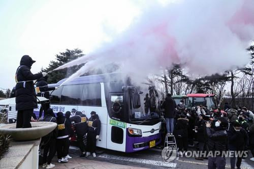 지난해 스카이72 골프장 강제집행 당시 모습 [연합뉴스 자료사진]