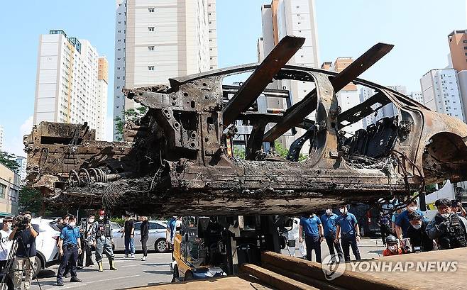 옮겨지는 인천 청라 아파트 지하주차장 화재 전기차 [연합뉴스 자료사진]