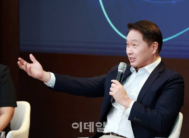 최태원 SK그룹 회장이 지난 21일 열린 ‘이천포럼 2024’ 폐막 세션에서 마무리 발언을 하고 있다