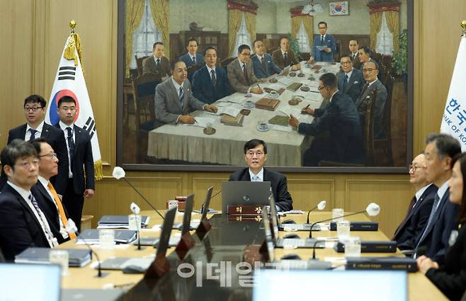 [사진공동취재단] 이창용 한국은행 총재가 지난달 11일 서울 중구 한국은행에서 열린 금융통화위원회 회의를 주재하고 있다.