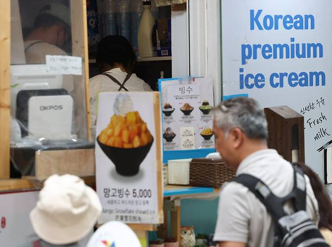 서울 명동거리 한 카페에서 직원들이 음식을 준비하고 있다. (사진=연합뉴스)