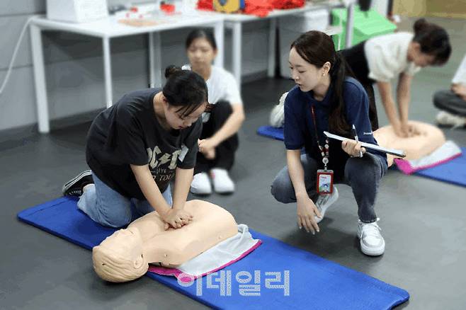 티웨이항공 훈련센터에서 객실 승무원 체험과정 ‘크루클래스’에 참여한 일본 오사카 조가쿠인 대학교 학생들이 응급 상황에서의 CPR 체험을 하고 있다. (사진=티웨이항공)