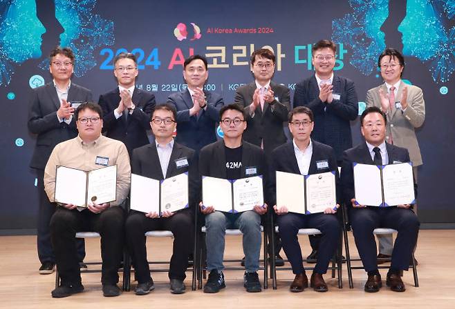 2024 AI 코리아 대상 시상식이 22일 오후 서울 중구 통일로 KG타워에서 열렸다. 뒷줄 왼쪽부터 시계방향으로 장홍성 한국인공지능산업협회장, 오승철 산업부 산업기반실장, 강도현 과학기술정보통신부 제2차관, 이익원 이데일리 대표, 김우순 중소벤처기업부 기술혁신정책관, 이준목 국세청 빅데이터센터장, 이철범 서한이노빌리티 상무, 김동환 포티투마루 대표, 최준호 인텔리빅스 상무, 신기빈 올거나이즈 CAIO다. 사진=이데일리 노진환 기자