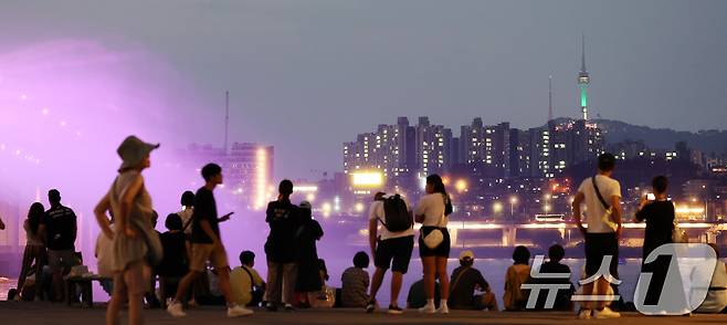 19일 오후 서울 반포대교 아래에서 시민들이 무지개 분수를 보며 더위를 식히고 있다. 이날 서울의 열대야는 29일째 이어지며 관측 이래 최장 기록을 또다시 경신했다. 2024.8.19/뉴스1 ⓒ News1 박지혜 기자