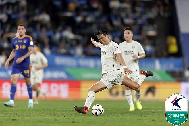 이찬동이 지난 10일 울산전에서 킥을 시도하고 있다. 사진 | 한국프로축구연맹