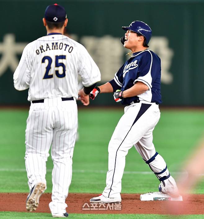 대한민국 7번타자 강백호가 지난해 3월 10일 도쿄돔에서 열린 2023 WBC 예선B조 일본전 3회초 선두타자로 나와 2루타로 출루한 후 베이스를 꼭 밟고 환호하고 있다.  사진 | 스포츠서울 DB