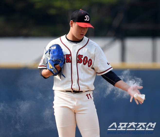 제79회 청룡기 전국고교야구선수권 대회 광주제일고와 덕수고의 경기가 13일 서울목동야구장에서 열렸다. 덕수고 정현우가 숨을 고르고 있다. 목동=박재만 기자pjm@sportschosun.com/2024.07.13/