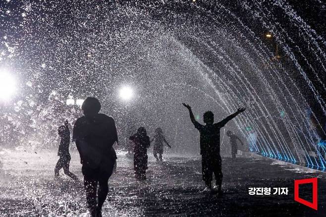 서울에 26일째 열대야가 나타나며 역대 최장을 기록한 15일 서울 여의도 한강공원을 찾은 시민들이 물놀이를 하며 더위를 식히고 있다. 사진=강진형 기자aymsdream@