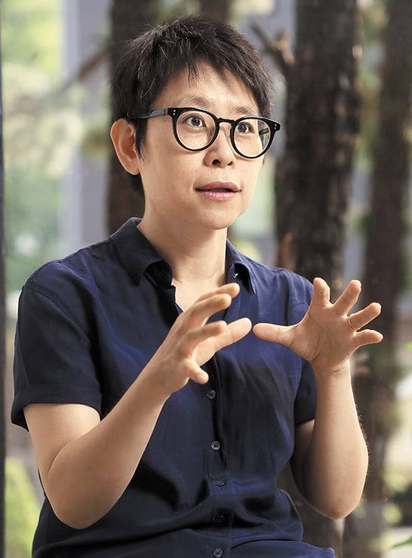조지은 옥스퍼드대 아시아·중동학부 교수가 20일 오전 서울 중구 조선일보에서 본지와 인터뷰를 하고 있다. 옥스퍼드대 랭귀지 센터에서 쓰일 한국어 교재를 만드는 중인 조 교수는 “한류 팬들의 눈높이에 맞는 한국어 교육을 실시해야 한다”고 했다. /장련성 기자