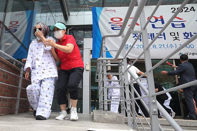 21일 오전 대구 달서구 계명대학교 동산병원에서 실시된 '2024 을지연습 실제훈련'에서 입원환자와 시민들이 폭발물 테러로 인한 화재 상황을 가정해 신속히 대피하고 있다./뉴스1