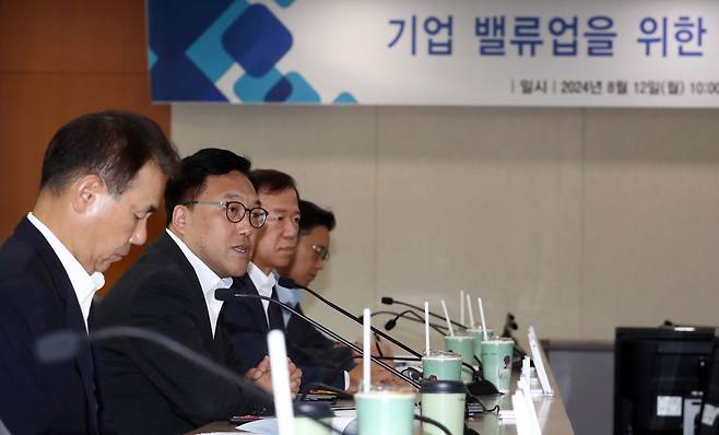 김병환 금융위원장이 12일 서울 여의도 한국거래소에서 열린 기업밸류업을 위한 상장기업 간담회에서 모두발언을 하고 있다. 뉴스1