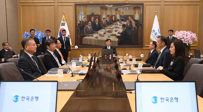 이창용 한국은행 총재가 지난달 11일 서울 중구 한국은행 본관에서 열린 금융통화위원회에서 회의를 주재하고 있다. /뉴스1