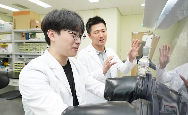 광주과학기술원(GIST) 연구진은 LG에너지솔루션과 한국전자기술연구원과 함께 새로운 전고체 배터리 기술을 개발했다. 왼쪽부터 이태경 GIST 석사과정생, 김상륜 교수./GIST