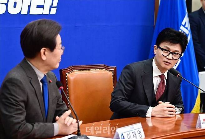 한동훈 국민의힘 당대표(오른쪽)가 지난해 12월 29일 당시 비상대책위원장 시절 국회에서 이재명 더불어민주당 대표를 예방해 발언을 하고 있다. ⓒ데일리안 홍금표 기자