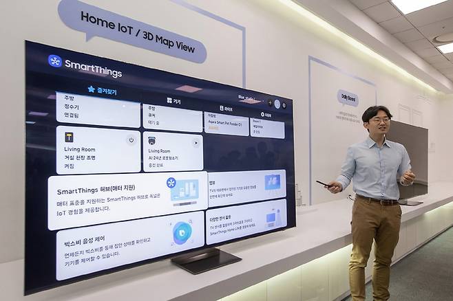 삼성전자 직원이 AI TV의 '3D 맵 뷰' 기능을 설명하는 모습. (사진=삼성전자)