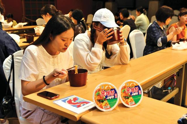 케잇데이 참가자들이 ‘옻칠 식기’에 라면을 담아 먹고 있다.