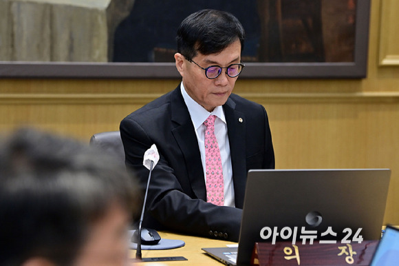 이창용 한국은행 총재가 22일 오전 서울 중구 한국은행 본관에서 금융통화위원회 본회의를 주재하고 있다. [사진=사진공동취재단]