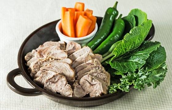 돼지고기 뒷다리살로 만든 수육. 뒷다리살에는 비계가 거의 없어 따로 손질하지 않고 조리에 이용할 수 있다. 중앙일보