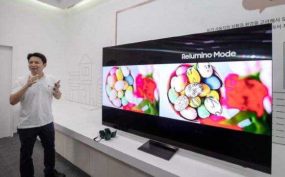 삼성전자 수원사업장 디지털연구소에서 삼성 AI TV 기능을 설명하고 있다. 사진 삼성전자 제공