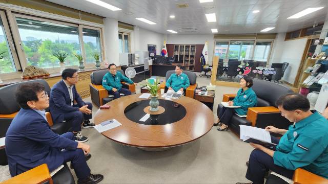▲ 김희철 도의원과 김영배·유홍규 시의원은 21일 신경호 도교육감을 비롯한 관계자들과 만나 ‘약사촉진4구역 주택재개발 정비사업’과 관련, 적극적인 협조를 당부했다.  정민엽