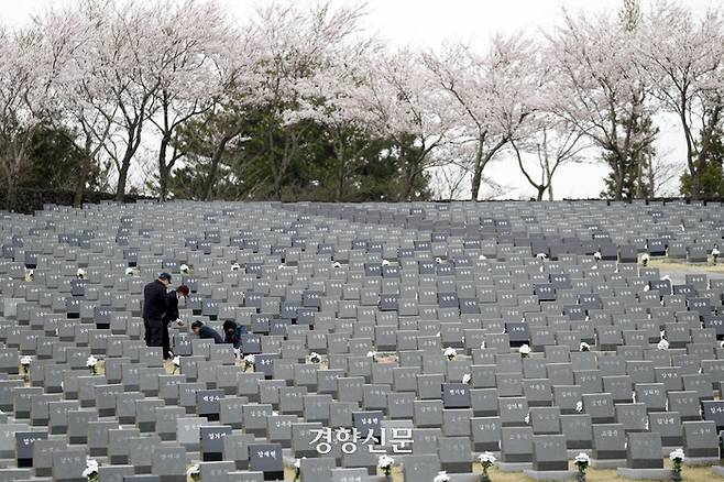 제76주년 제주 4.3 희생자 추념식을 하루 앞둔 지난 4월2일 제주 4.3평화공원 행방불명인 표석에서 유가족이 추모하고 있다. 문재원 기자