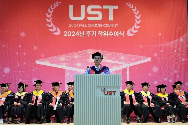 22일 UST 대학본부 대강당에서 열린 ‘2024년 후기 학위수여식’에서 축사를 전하는 김이환 UST 총장. UST