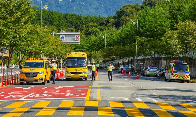 경찰이 개학기를 맞아 어린이 교통안전 활동을 하고 있다. 경남경찰청 제공