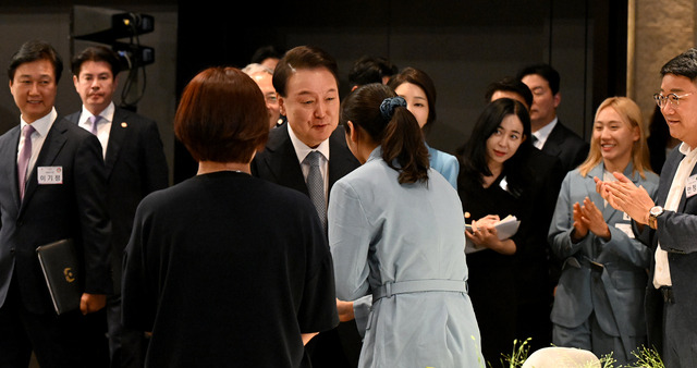 윤석열 대통령과 김건희 여사가 22일 서울 한 호텔에서 열린 2024 파리올림픽 선수단 격려 행사에서 배드민턴 금메달리스트 안세영과 인사를 나누고 있다. 김지훈 기자