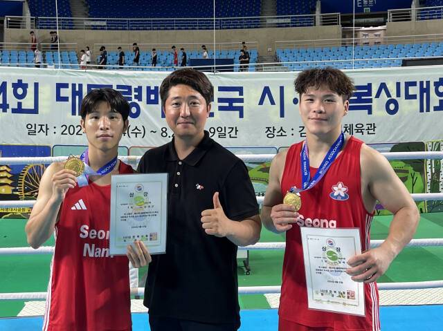 22일 김천 실내체육관에서 열린 제54회 대통령배 전국시·도복싱대회 (왼쪽부터) 51㎏ 이하급 우승자 윤태근, 주태욱 성남시청 감독, 86㎏ 이하급 우승자 김택민. 성남시청 제공