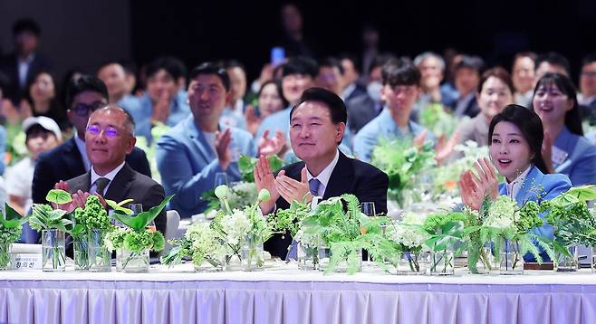 윤석열 대통령과 김건희 여사가 22일 서울신라호텔에서 열린 '2024 파리올림픽 선수단 격려 행사'에 참석해 정의선 현대차 회장 등과 함께 박수치고 있다.  연합뉴스