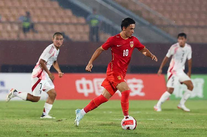 헤비빌라 누르하지(10번)가 U-16 평가전에서 일본을 상대하고 있다. 사진=중국축구협회