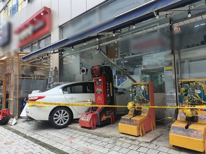 경기 김포시에서 60대 여성이 음주운전을 하다가 건물로 돌진하는 사고가 발생했다. 사진은 해당 사고 현장의 모습. /사진=뉴스1(경기 김포소방서 제공)