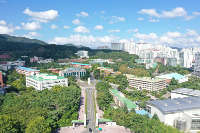 지난해 글로컬대학으로 선정된 울산대가 ‘개방·혁신형 융합대학 체제’로의 변신을 시작한다. 사진은 울산대 전경.  울산대 제공