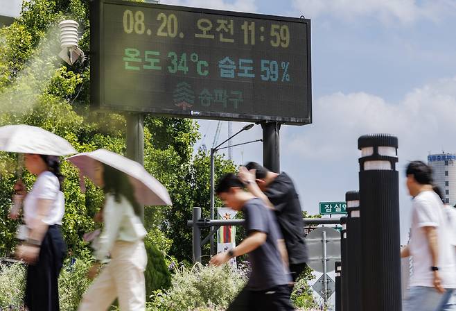 불볕더위의 기세가 전혀 꺾이지 않고 있는 20일 정오 무렵 서울 송파구 잠실네거리의 전광판에 현재 기온과 습도가 표시돼 있다. [연합]