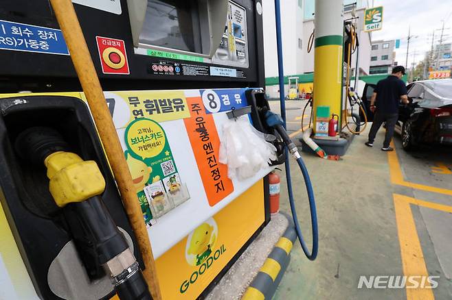 [서울=뉴시스] 권창회 기자 = 국제유가 상승 여파로 휘발유 일일 평균 가격이 5개월 만에 리터(L)당 1700원을 넘겼다.이스라엘-이란 전쟁의 확전 가능성으로 고환율·고유가 기조가 이어질 것으로 보인다. 사진은 21일 오후 서울 시내주유소 모습. 2024.04.21. kch0523@newsis.com