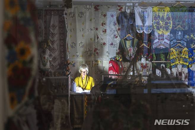 [키이우=AP/뉴시스] 지난 6월19일(현지시각) 정전 중인 우크라이나 키이우의 한 지하 쇼핑몰에서 한 상인이 손전등을 켜놓고 장사하고 있다. 러시아는 우크라이나 에너지 시설에 대해 지속적인 대규모 미사일 공격을 했다. 2024.06.20.