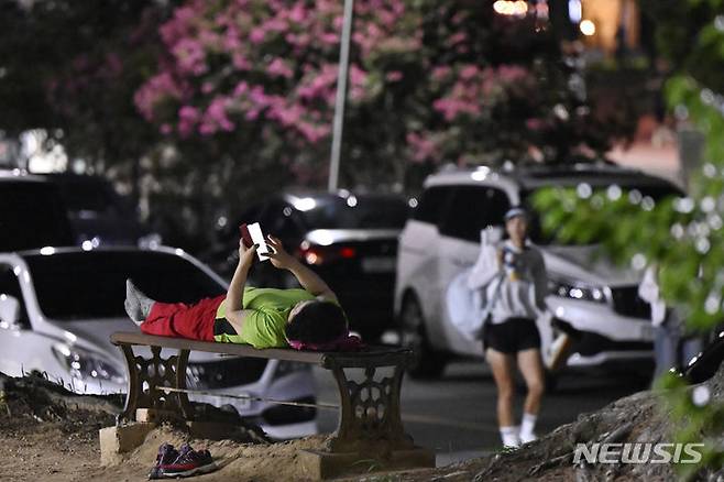 [광주=뉴시스] 박기웅 기자 = 광주·전남에 열대야 현상이 이어지고 있는 29일 오후 광주 북구 용봉동 전남대학교를 찾은 한 시민이 벤치에 누워 더위를 식히고 있다. 2024.07.29. pboxer@newsis.com