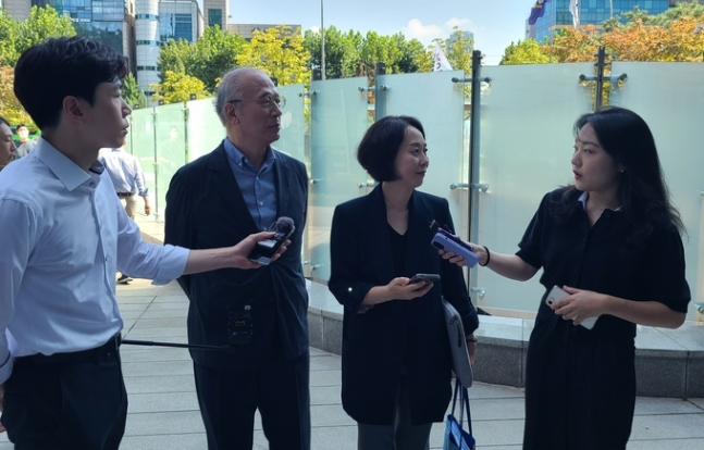 지난 19일, 서울행정법원에서 열린 공영방송 이사 임명 취소 소송에 참석한 박선아 방문진 이사장의 모습 (출처: 기자협회보)