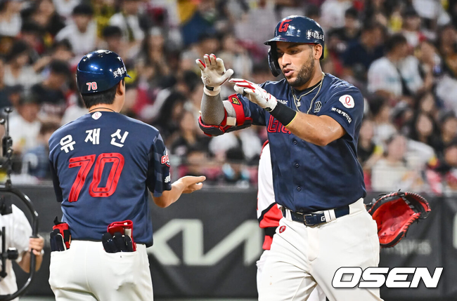 [OSEN=광주, 이석우 기자] 22일 광주-기아 챔피언스필드에서 2024 신한 SOL 뱅크 KBO 리그 KIA 타이거즈와 롯데 자이언츠의 경기가 열렸다.홈팀 KIA는 김도현이 선발 출전하고 방문팀 롯데는 반즈가 선발 출전했다.롯데 자이언츠 레이예스가 3회초 중월 솔로 홈런을 치고 하이파이브를 하고 있다. 2024.08.22 / foto0307@osen.co.kr