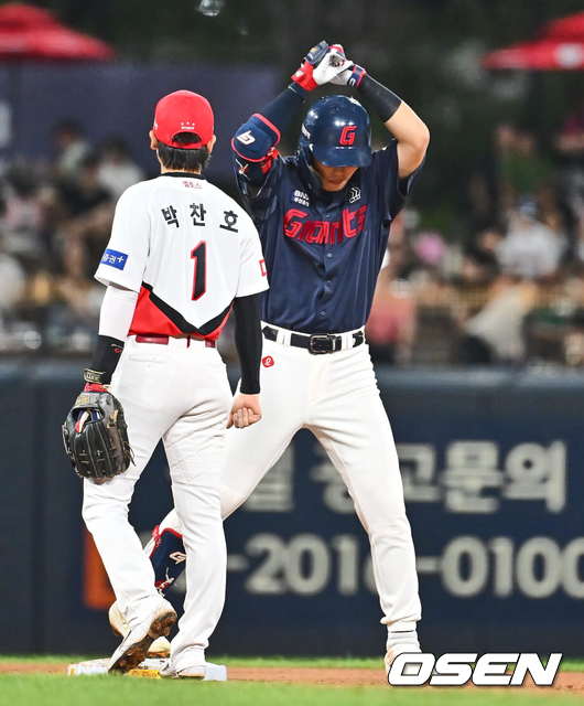 [OSEN=광주, 이석우 기자] 22일 광주-기아 챔피언스필드에서 2024 신한 SOL 뱅크 KBO 리그 KIA 타이거즈와 롯데 자이언츠의 경기가 열렸다.홈팀 KIA는 김도현이 선발 출전하고 방문팀 롯데는 반즈가 선발 출전했다.롯데 자이언츠 고승민이 2회초 2사 1루 우익수 오른쪽 1타점 2루타를 치고 세리머니를 하고 있다. 2024.08.22 / foto0307@osen.co.kr