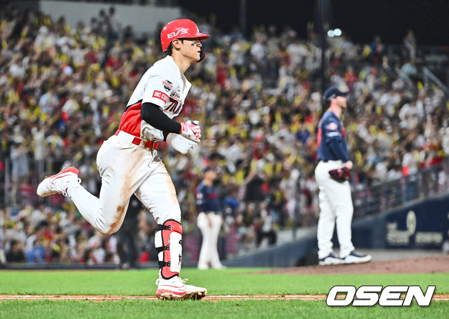 [OSEN=광주, 이석우 기자] 22일 광주-기아 챔피언스필드에서 2024 신한 SOL 뱅크 KBO 리그 KIA 타이거즈와 롯데 자이언츠의 경기가 열렸다.홈팀 KIA는 김도현이 선발 출전하고 방문팀 롯데는 반즈가 선발 출전했다.KIA 타이거즈 김도영이 6회말 우월 솔로 홈런을 치고 그라운드를 돌고 있다. 2024.08.22 / foto0307@osen.co.kr