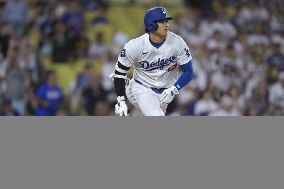 Mariners Dodgers Baseball - Los Angeles Dodgers‘ Shohei Ohtani singles in the eighth inning of a baseball game against the Seattle Mariners, Tuesday, Aug. 20, 2024, in Los Angeles. (AP Photo/Jayne-Kamin-Oncea)    <Copyright (c) Yonhap News Agency prohibits its content from being redistributed or reprinted without consent, and forbids the content from being learned and used by artificial intelligence systems.>