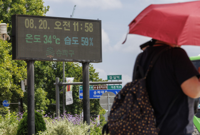 20일 정오 무렵 서울 송파구 잠실네거리의 전광판에 현재 기온과 습도가 표시돼 있다.연합뉴스