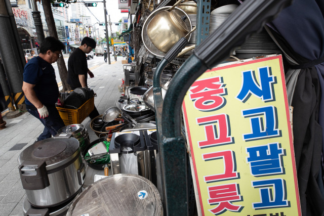 서울 중구 황학동 주방거리에서 중고 주방용품 업자가 매입해 온 주방용품을 정리하고 있다. 뉴스1