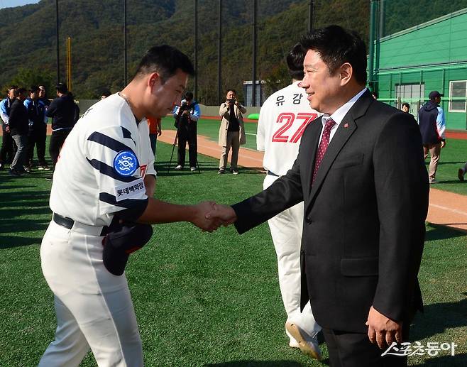 지난해 취임식 후 선수단 상견례 당시 김상수와 악수를 나누는 롯데 김태형 감독. 스포츠동아DB