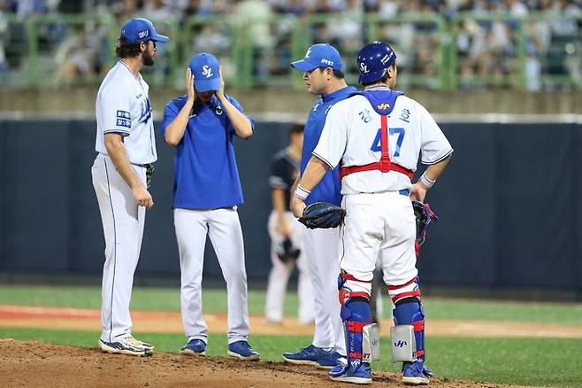 21일 선발 등판했던 삼성 코너 시볼드(왼쪽). 삼성 라이온즈 제공